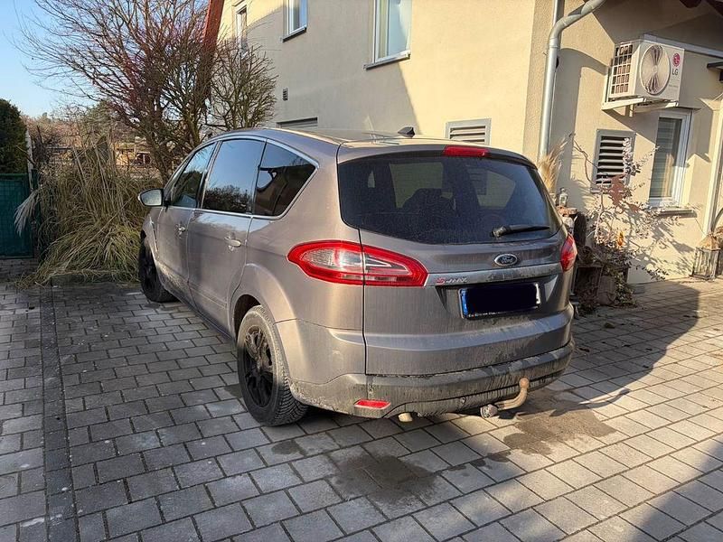 Gebraucht Ford S-MAX Titanium 140 PS (102 kW) 2012 Braun Van / Kleinbus