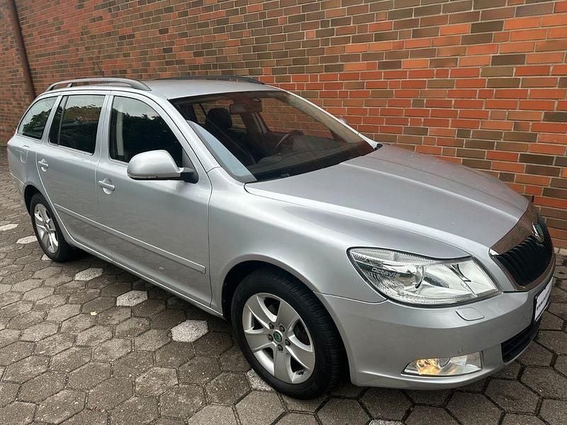 Silber Gebraucht 2012 Skoda Octavia Elegance Kombi | 7.950 € (Teuer) - Bild 1/4