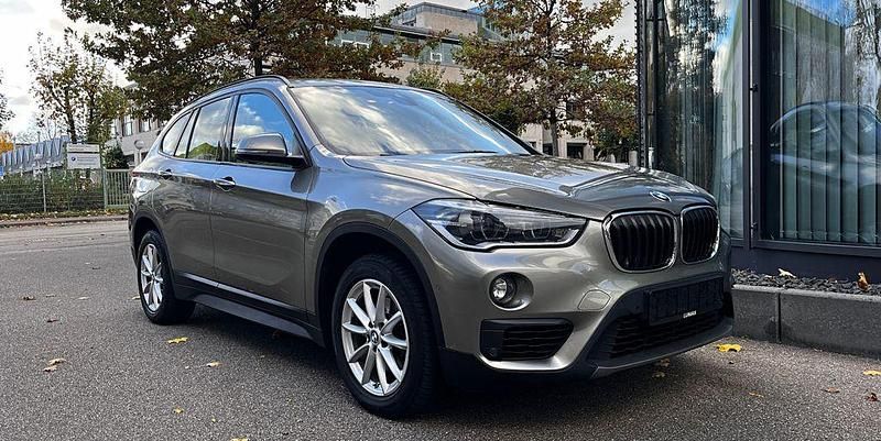 Platinsilber Gebraucht 2016 BMW X1 Sport Line SUV | 16.400 € (Fairer Preis) - Bild 1/4