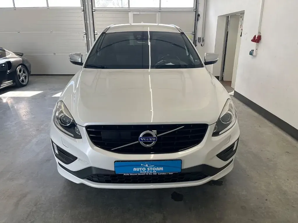 Gebraucht Volvo XC60 R-Design Momentum 220 PS (161 kW) 2015 Crystal white pearl / metallic SUV