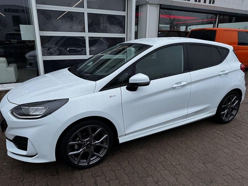 Weiß Gebraucht 2022 Ford Fiesta ST-Line Kleinwagen | 15.390 € (Fairer Preis) - Bild 1/3