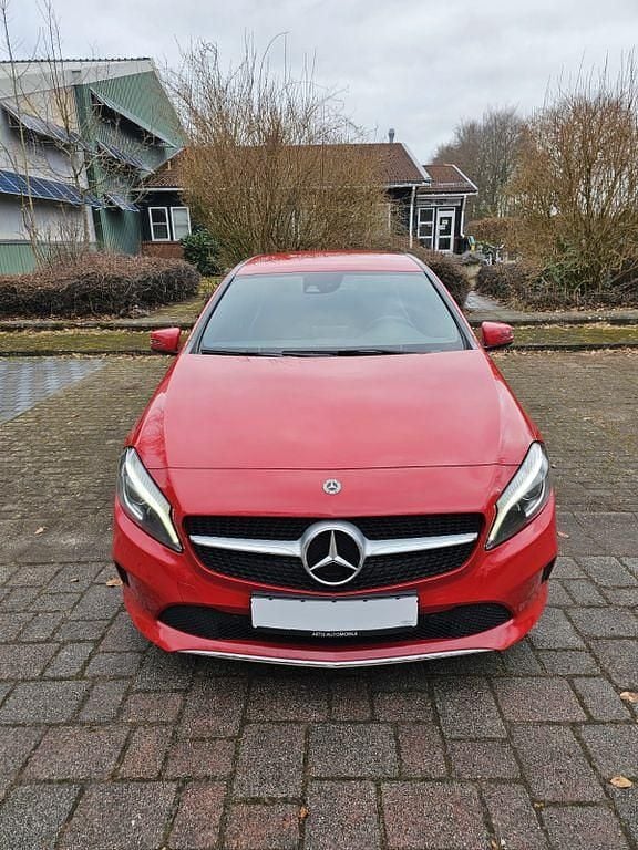 Gebraucht Mercedes A180 122 PS (89 kW) 2017 Rot Limousine