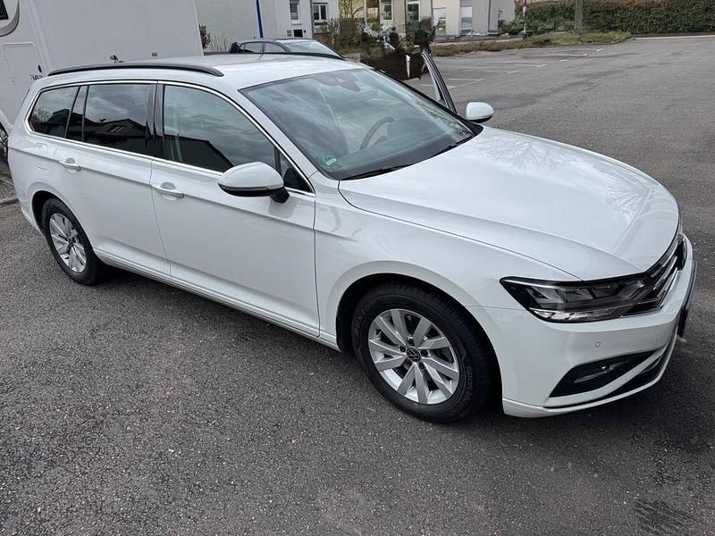 Gebraucht VW Passat 150 PS (110 kW) 2022 Weiß Kombi