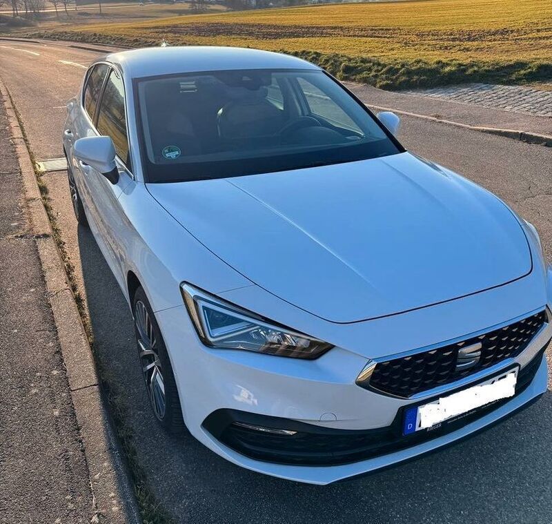 Weiß Gebraucht 2021 Seat Leon XCELLENCE Limousine | 17.399 € (Guter Preis) - Bild 1/4