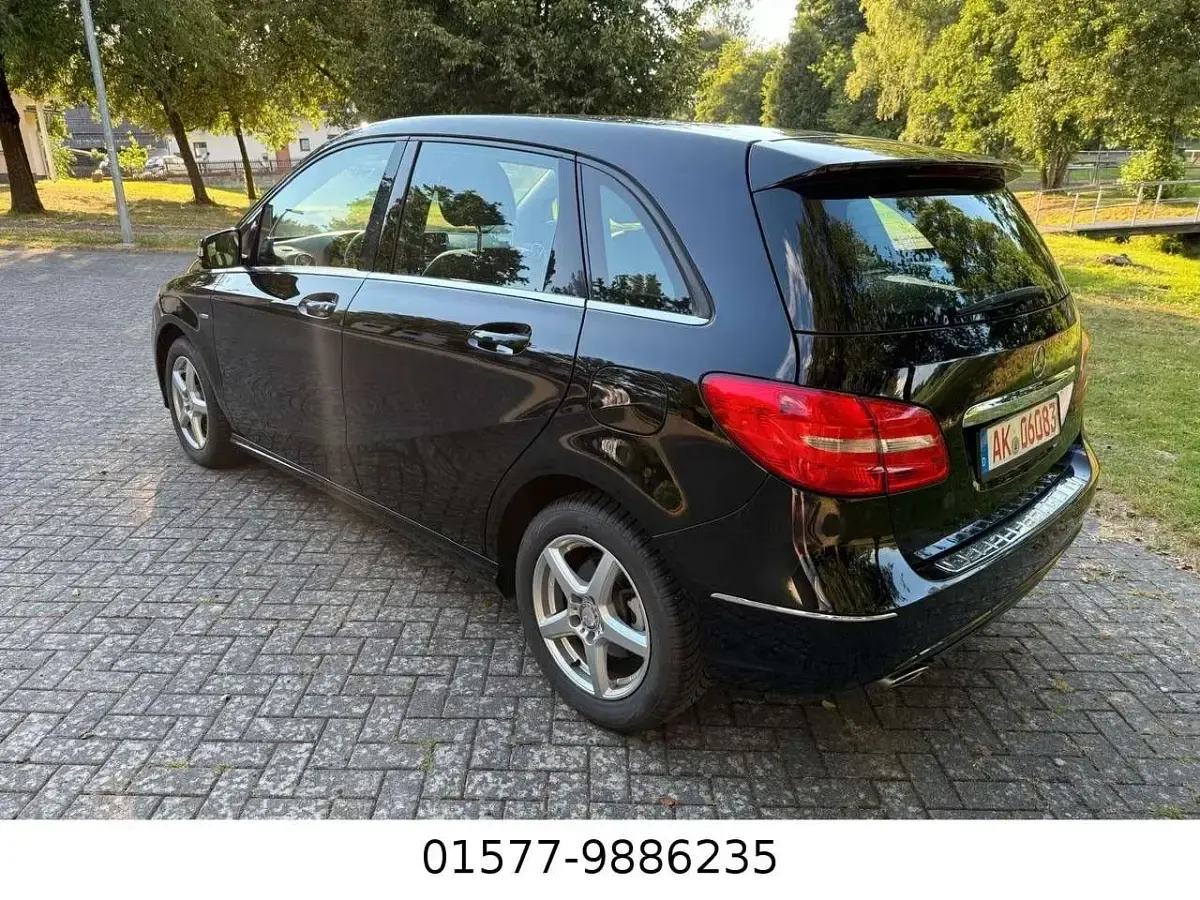 Gebraucht Mercedes B180 122 PS (89 kW) 2012 Schwarz Kleinwagen