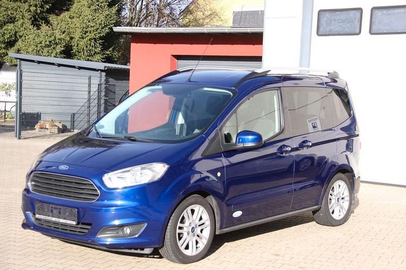Blau Gebraucht 2016 Ford Tourneo Courier Titanium Van / Kleinbus | 8.450 € (Fairer Preis) - Bild 1/4