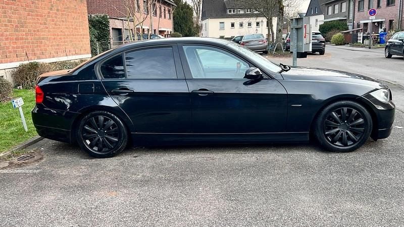 Gebraucht BMW 318 130 PS (95 kW) 2007 Schwarz Limousine