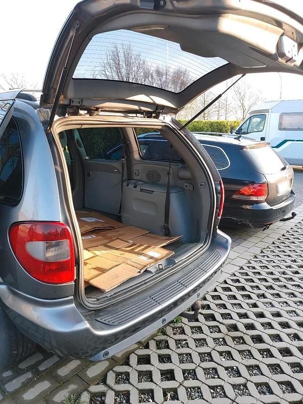 Usado Chrysler Voyager 150 HP (110 kW) 2006 Cinzento Monovolume