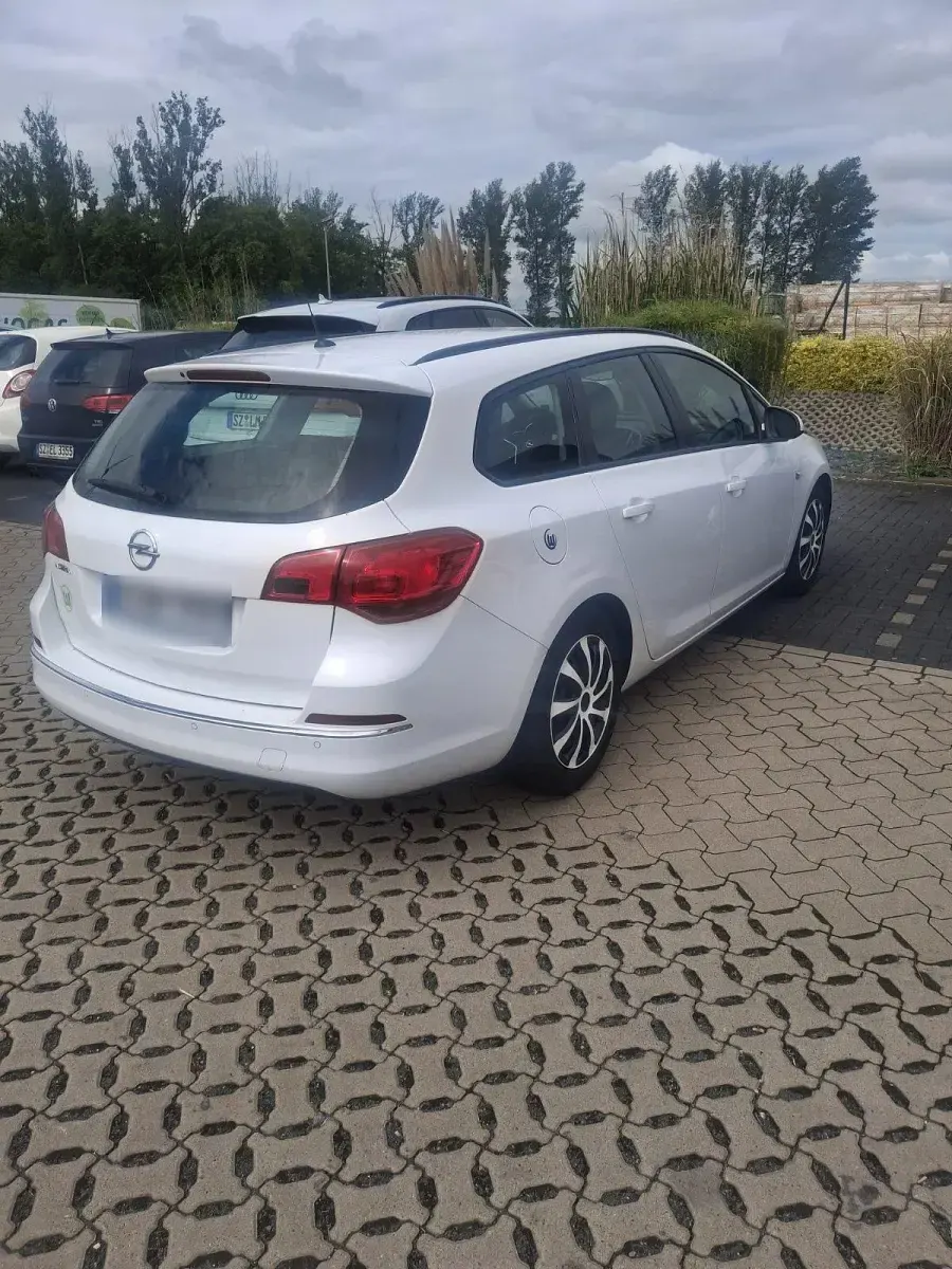 Gebraucht Opel Astra Edition 110 PS (80 kW) 2014 Weiß Kombi