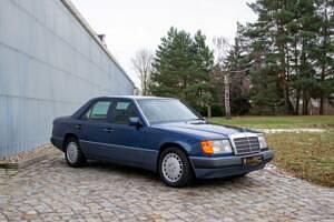 Gebraucht Mercedes E300 220 PS (161 kW) 1991 Blau Limousine