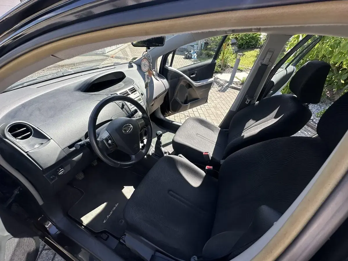 Gebraucht Daihatsu Charade 99 PS (72 kW) 2012 Schwarz Kleinwagen