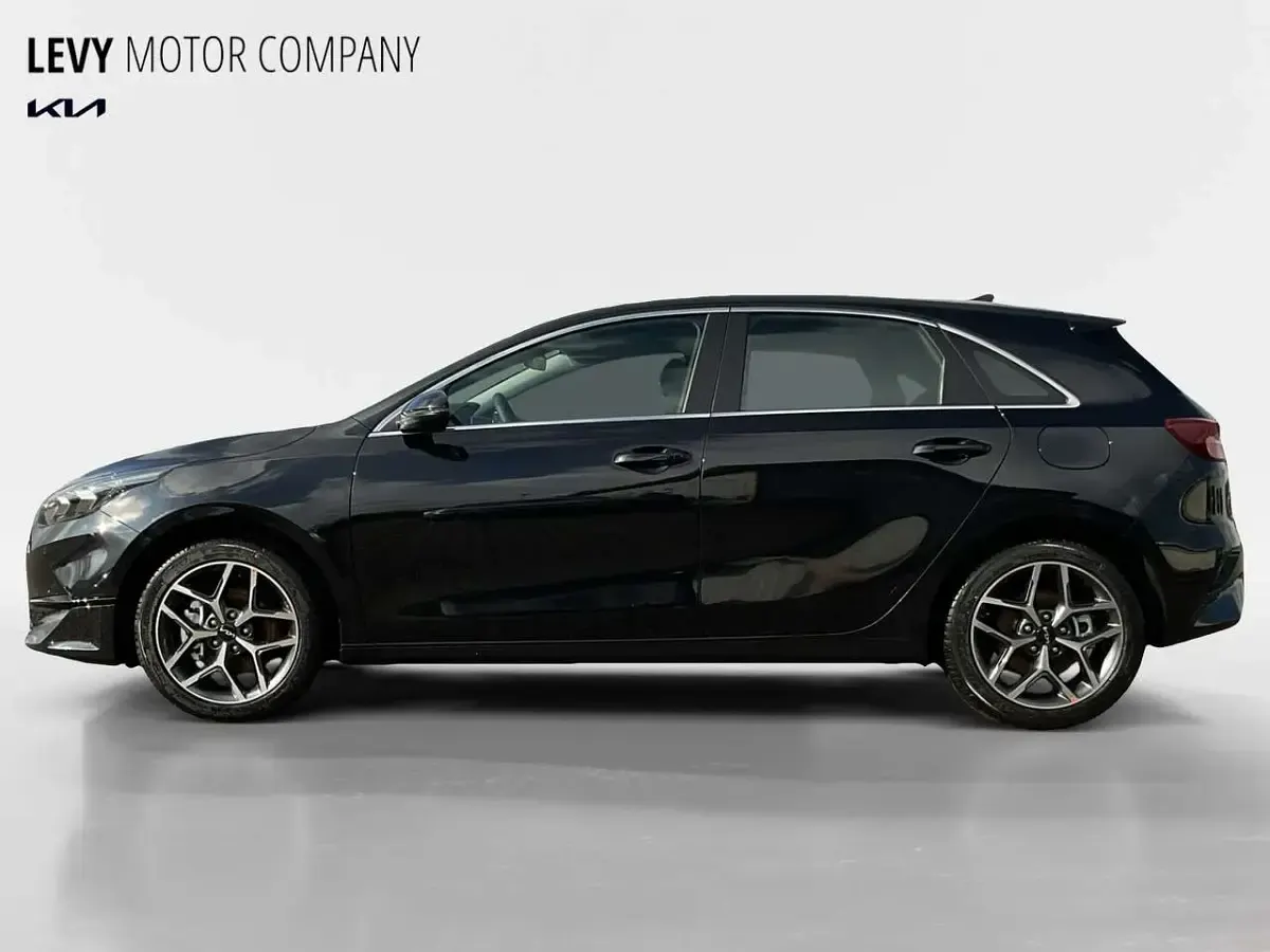 Neu Kia Ceed Spirit 140 PS (102 kW) 2025 1k black pearl m Kleinwagen