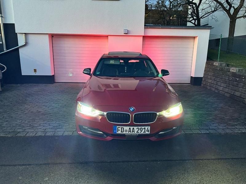 Rot Gebraucht 2014 BMW 320 Sport Line Limousine | 12.500 € (Fairer Preis) - Bild 1/4