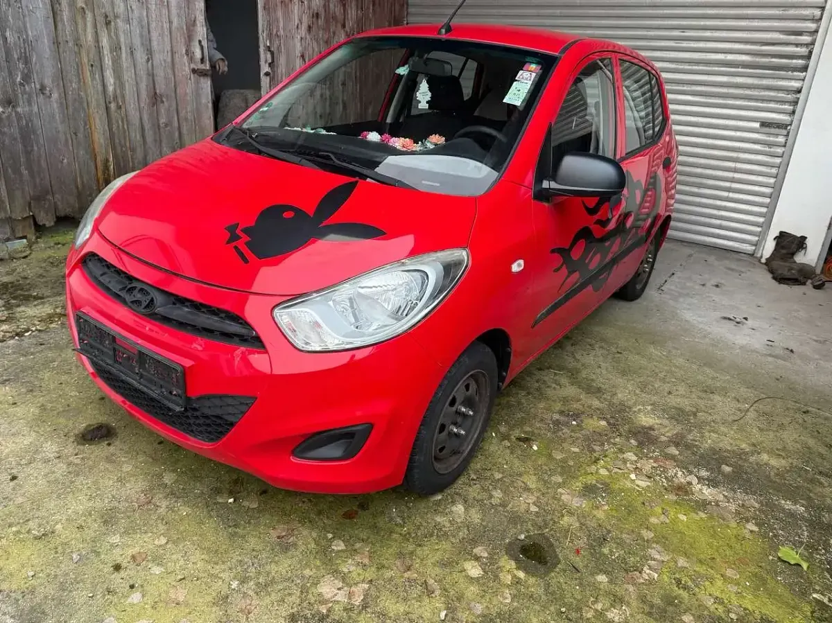Gebraucht Hyundai i10 Edition 69 PS (50 kW) 2013 Electric red / sol Kleinwagen