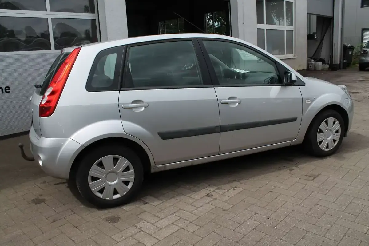 Gebraucht Ford Fiesta 80 PS (58 kW) 2008 Polarsilber metallic Kleinwagen