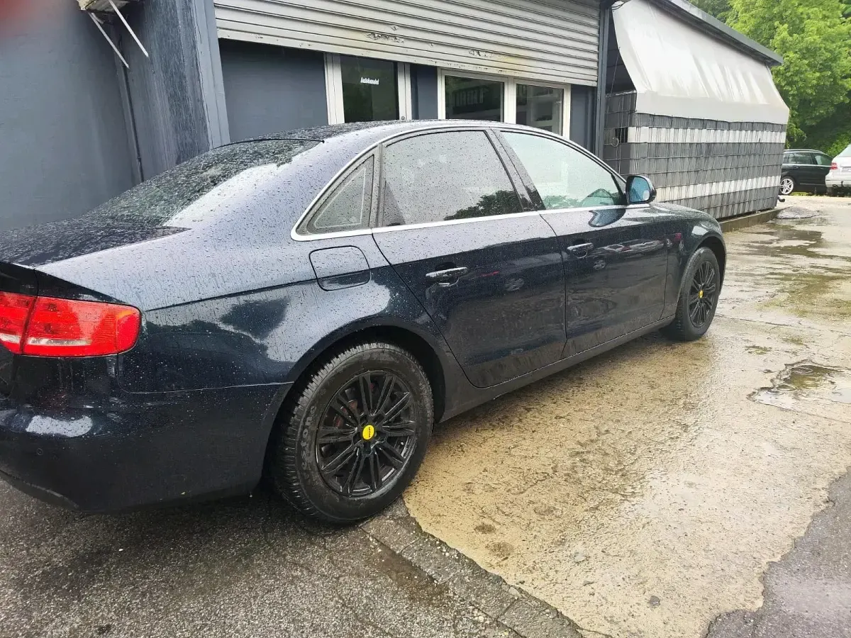 Używany Audi A4 120 KM (88 kW) 2009 Niebieski Sedan/Limuzyna