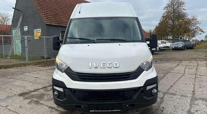 Second-hand Iveco Daily 136 CP (100 kW) 2017 Alb Monovolum