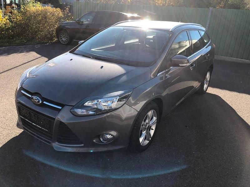 Braun Gebraucht 2012 Ford Focus Champions Edition Limousine | 4.150 € (Superpreis) - Bild 1/4