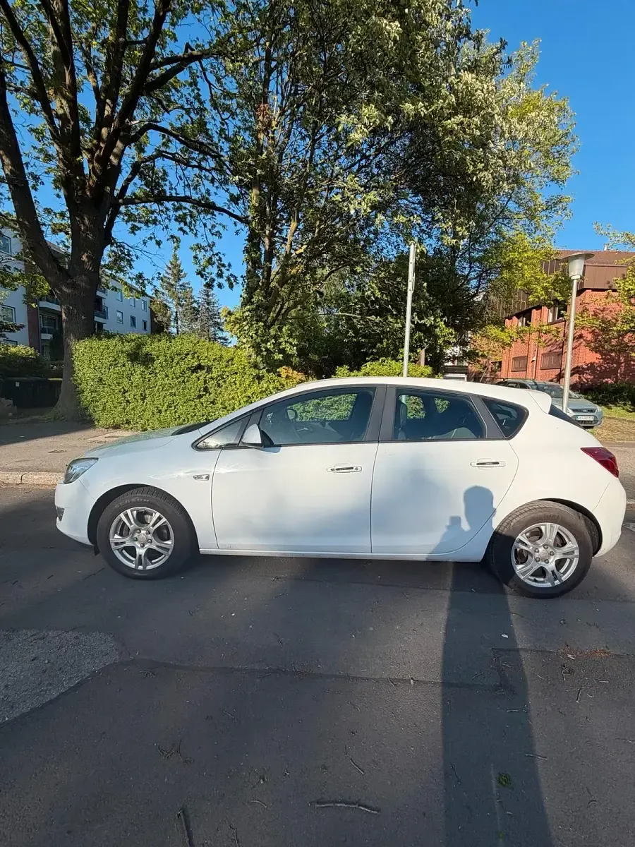 Second-hand Opel Astra 110 CP (80 kW) 2012 Alb Hatchback