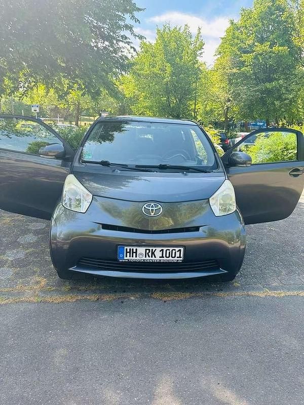 Grau Gebraucht 2010 Toyota iQ Basis Kleinwagen | 3.200 € (Guter Preis) - Bild 1/4