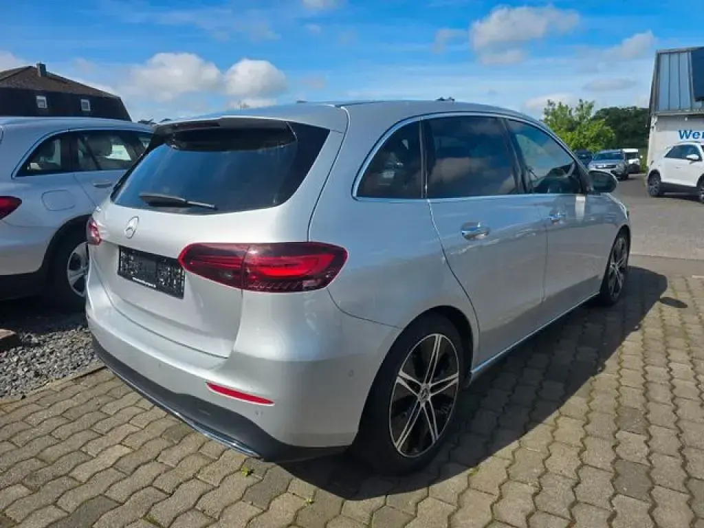 Gebraucht Mercedes 180 116 PS (85 kW) 2024 Iridiumsilber (metallic) Limousine