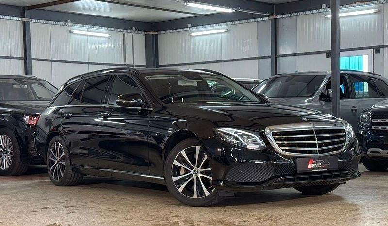 Schwarz Gebraucht 2020 Mercedes E300 Business Limousine | 25.290 € (Superpreis) - Bild 1/4
