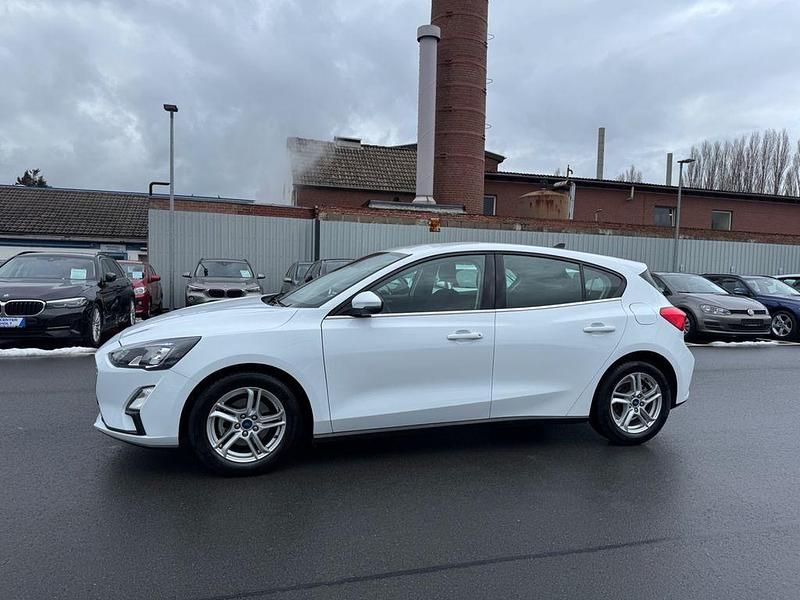 Używany Ford Focus Cool & Connect 101 KM (74 kW) 2022 Biały Sedan/Limuzyna