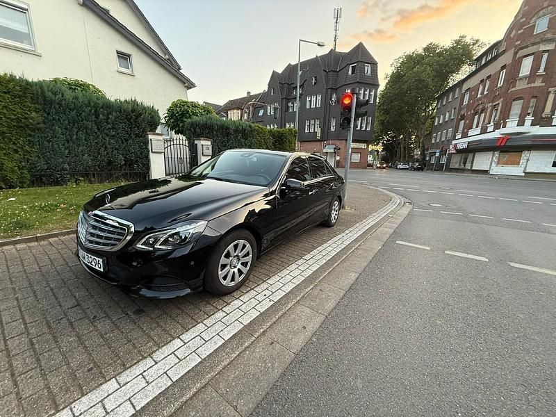 Schwarz Gebraucht 2014 Mercedes E220 Limousine | 18.200 € (Teuer) - Bild 1/4