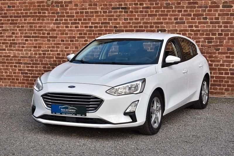 Weiß Gebraucht 2018 Ford Focus Limousine | 9.700 € (Fairer Preis) - Bild 1/4