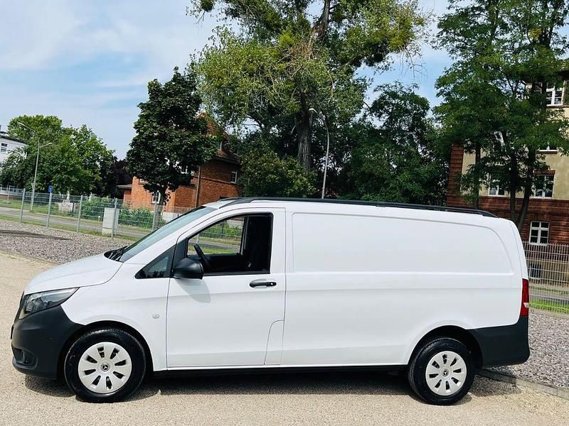 Weiß Gebraucht 2021 Mercedes Vito Van / Kleinbus | 15.351 € (Fairer Preis) - Bild 1/4