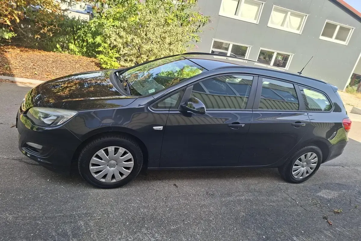 Gebraucht Opel Astra 131 PS (96 kW) 2012 Schwarz Kombi