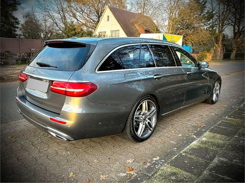 Gebraucht Mercedes E220 194 PS (142 kW) 2018 Grau Kombi