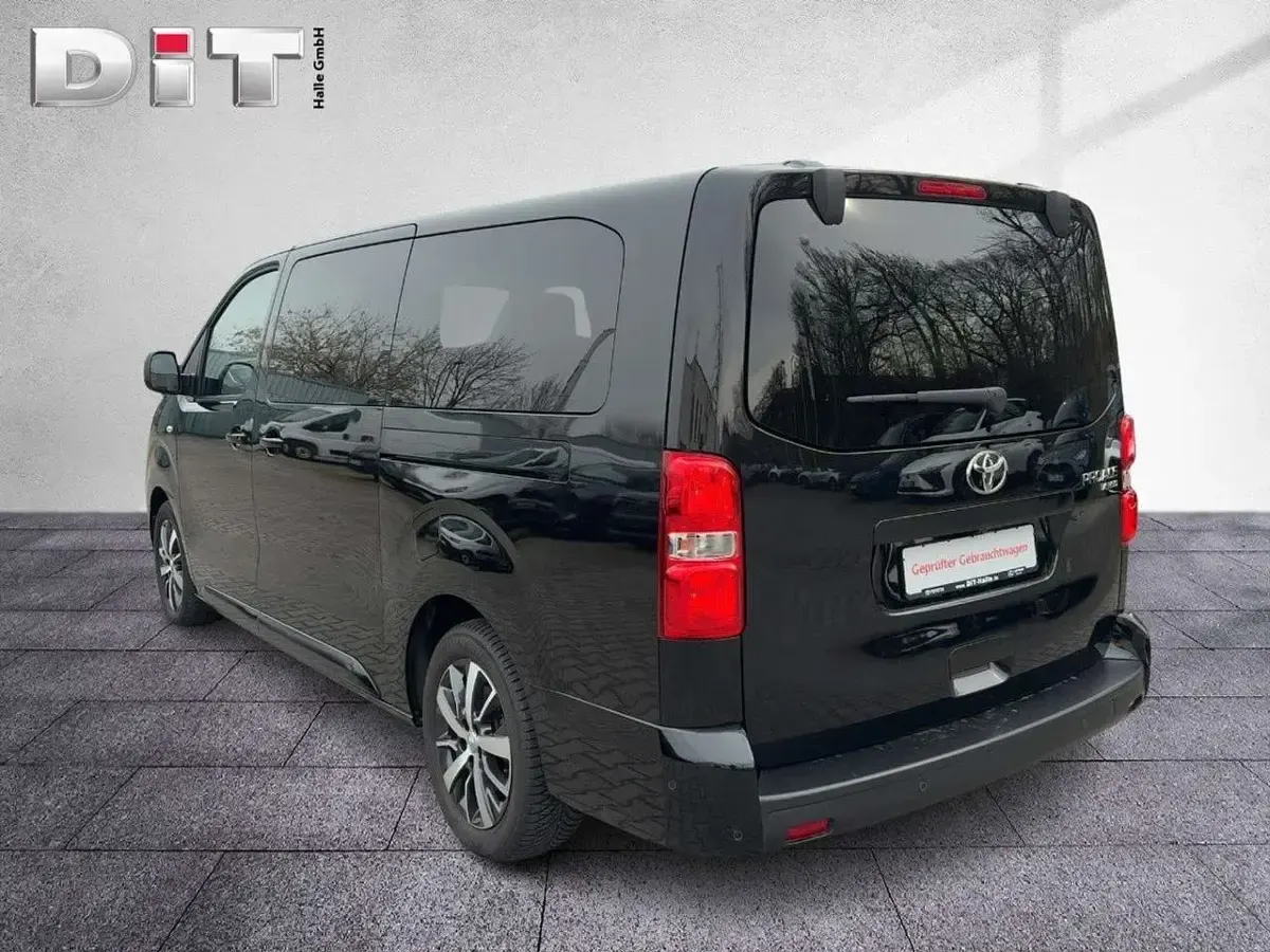 Gebraucht Toyota Proace Verso Team 177 PS (130 kW) 2025 Graphitschwarz (metallic) Kombi