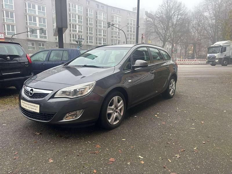 Gebraucht Opel Astra Edition 110 PS (80 kW) 2011 Karbongrau/technical grey Kombi