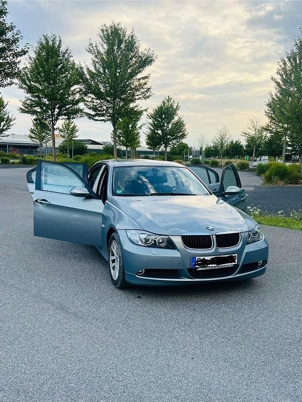 Grau Gebraucht 2006 BMW 318 Limousine | 2.200 € (Superpreis) - Bild 1/4