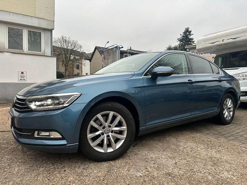Gebraucht VW Passat 120 PS (88 kW) 2018 Blau Limousine