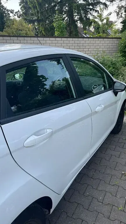 Gebraucht Ford Fiesta Trend 75 PS (55 kW) 2014 Weiß Kleinwagen