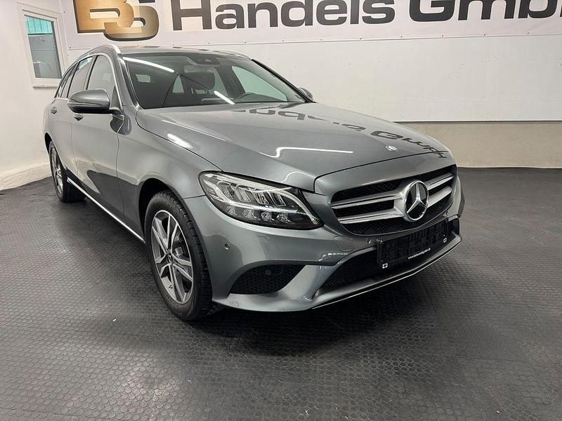 Grau Gebraucht 2018 Mercedes C200 Limousine | 21.450 € (Superpreis) - Bild 1/4