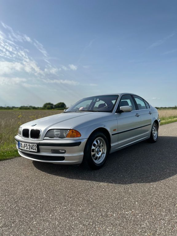 Silber Gebraucht 1999 BMW 323 Limousine | 4.000 € (Fairer Preis) - Bild 1/4