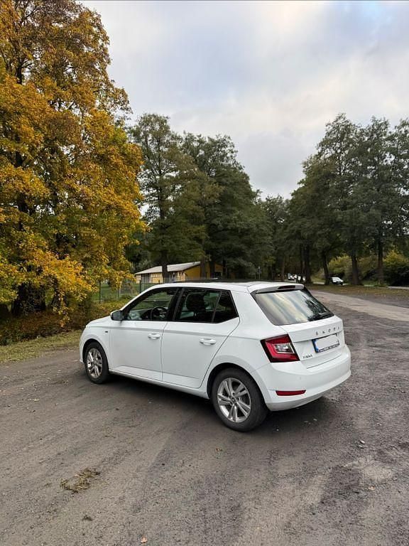 Weiß Gebraucht 2021 Skoda Fabia Ambition Kleinwagen | 13.500 € (Fairer Preis) - Bild 1/4