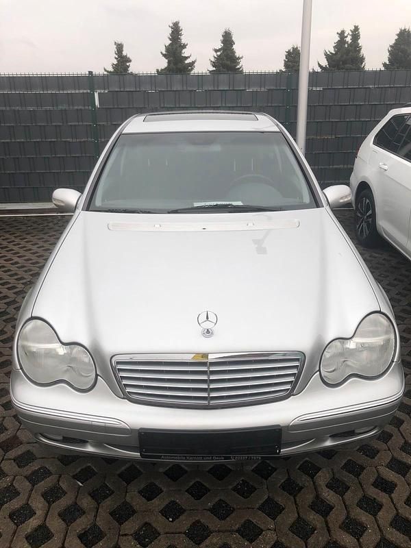 Second-hand Mercedes E200 129 CP (94 kW) 2002 Argintiu Berlinǎ