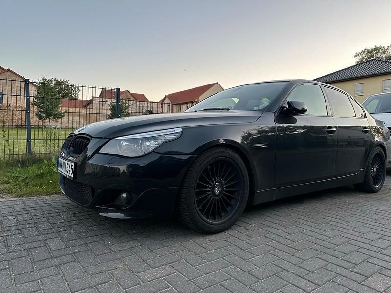 Schwarz Gebraucht 2004 BMW 545 Limousine | 6.150 € (Fairer Preis) - Bild 1/3