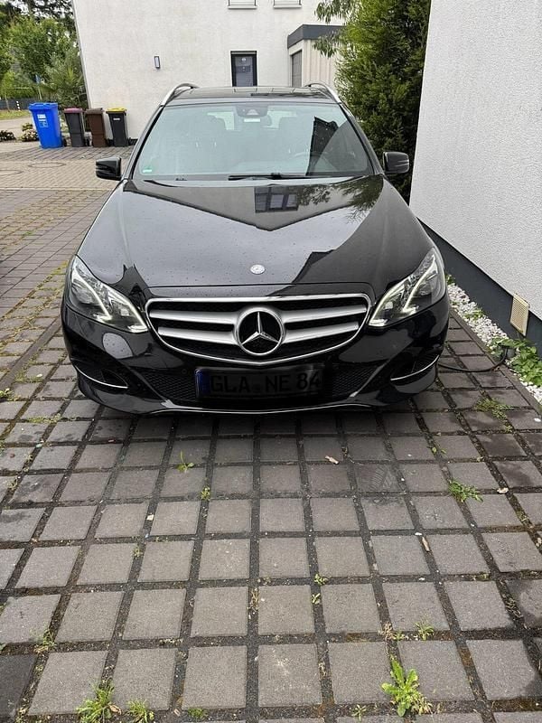 Schwarz Gebraucht 2017 Mercedes E220 Kombi | 15.299 € (Superpreis) - Bild 1/4