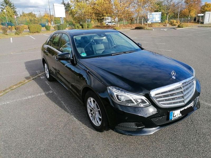 Schwarz Gebraucht 2015 Mercedes E200 Limousine | 15.250 € (Superpreis) - Bild 1/4