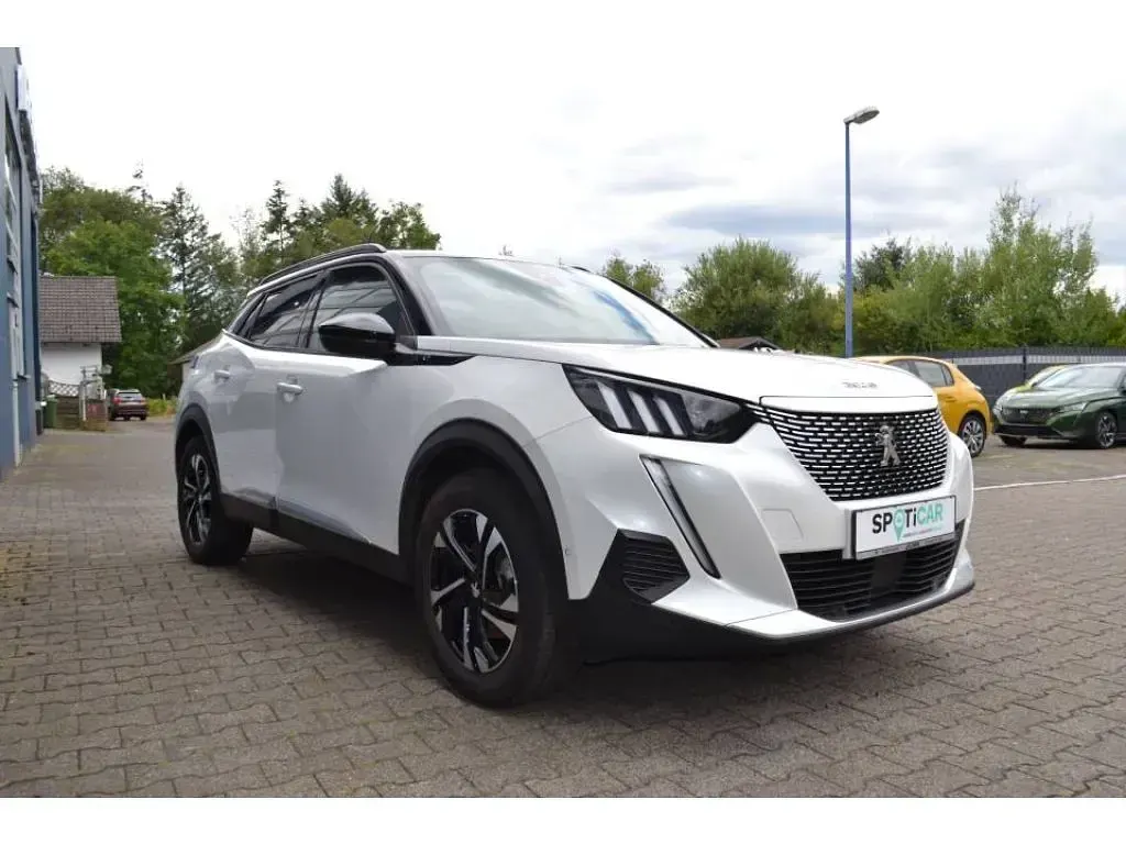 Gebraucht Peugeot e-2008 GT 100 kW (136 PS) 2022 Perlmutt weiss (metallic) SUV