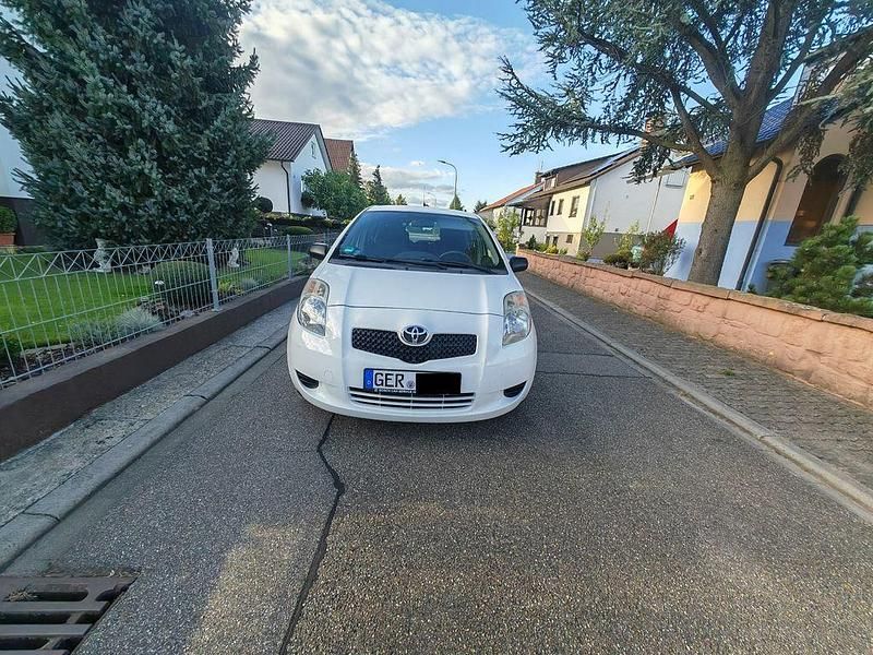 Weiß Gebraucht 2008 Toyota Yaris Limousine | 2.500 € (Fairer Preis) - Bild 1/4
