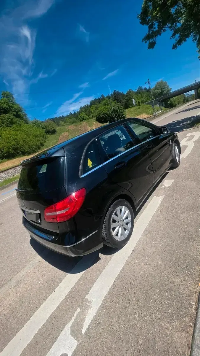 Gebraucht Mercedes B200 156 PS (114 kW) 2013 Schwarz Kleinwagen