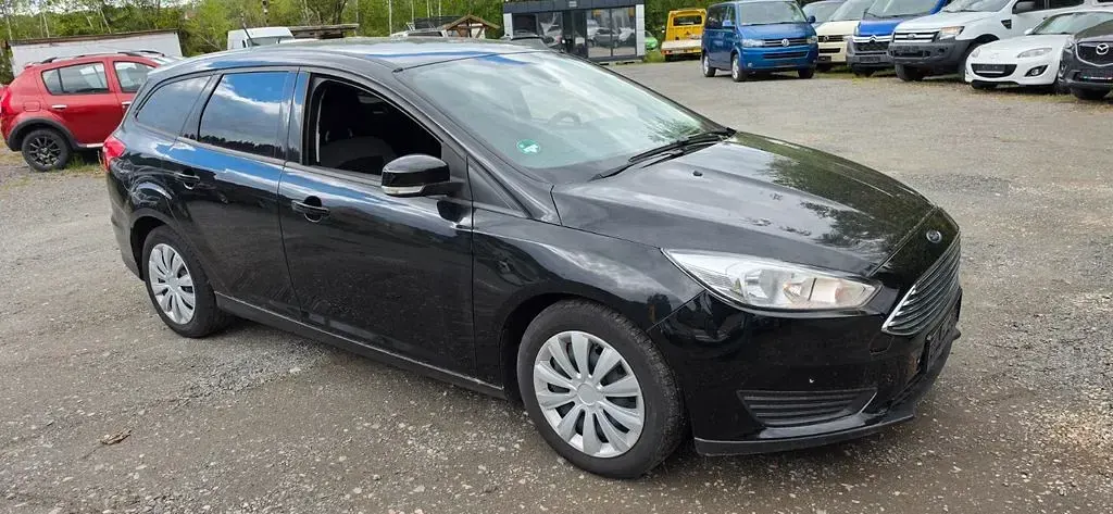 Usado Ford Focus Trend 125 CV (91 kW) 2017 Negro Berlina