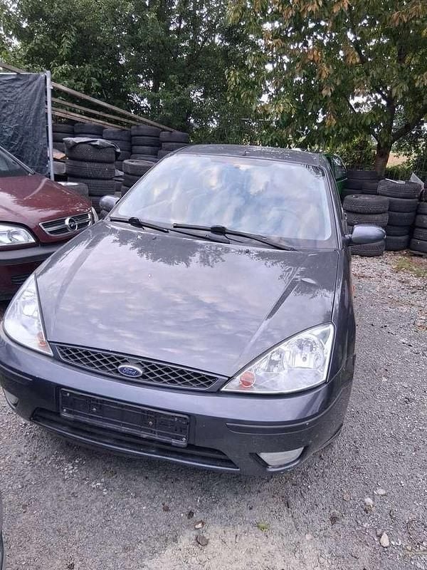 Grau Gebraucht 2002 Ford Focus Ambiente Limousine | 750 € (Guter Preis) - Bild 1/4