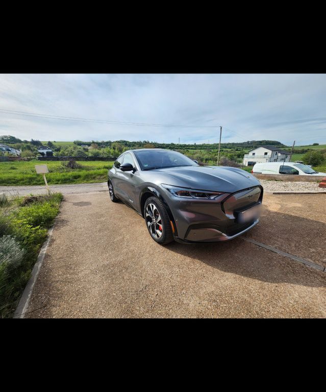 Grau Gebraucht 2021 Ford Mustang Mach-E Premium SUV | 38.500 € (Fairer Preis) - Bild 1/4